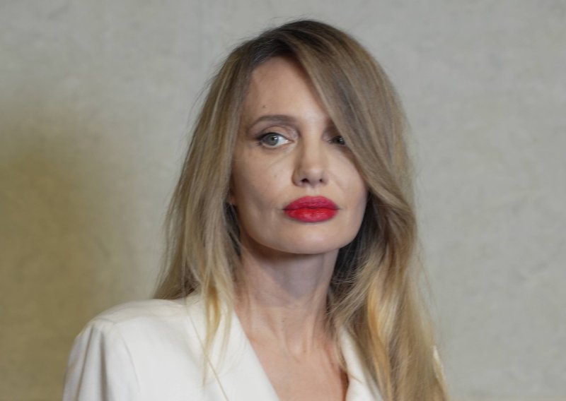 Izgleda drugačije: Angelina Jolie zbunila izgledom, mnogi sumnjaju na dvojnicu