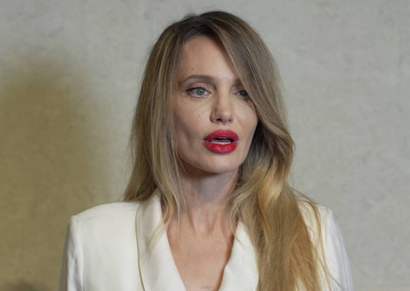 To se zove minimalizam: Angelina Jolie u svilenom ogrtaču privukla je svu pažnju