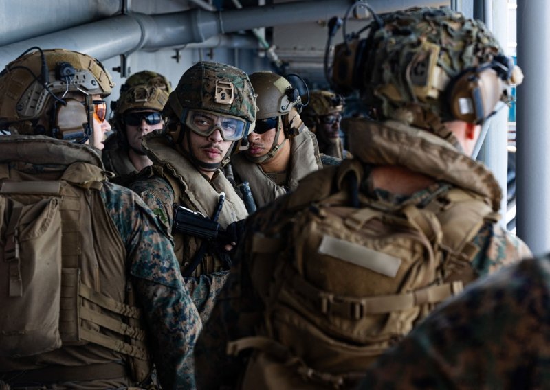 Američki jurišni brod s tisućama Marinaca stigao na Bliski istok; Teheran: 'Spalit ćemo ih'