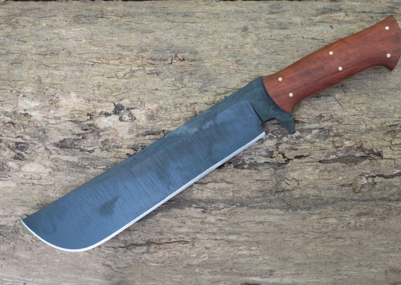 Divljao mačetom po Puli: Oštetio osam automobila i kuću