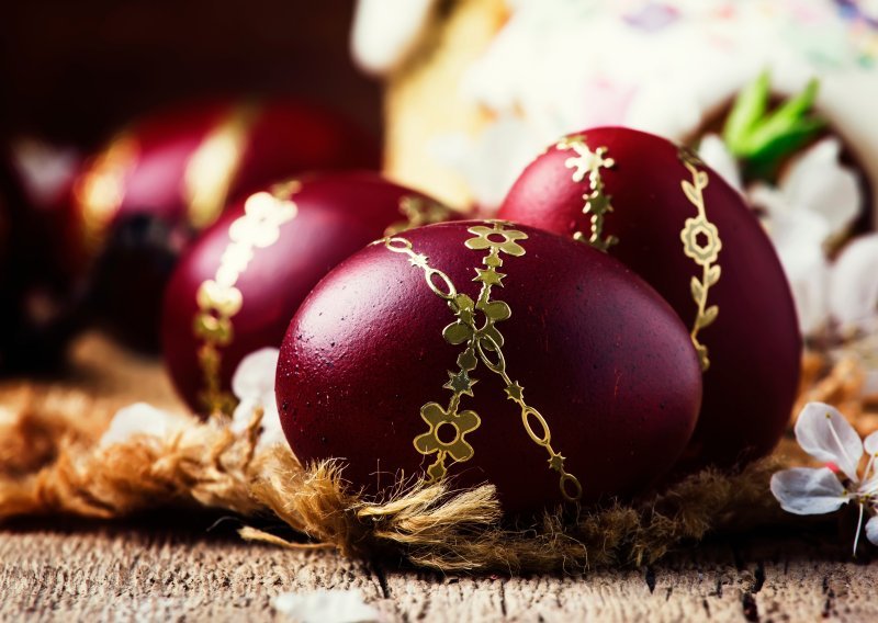 Bojanje jaja u crnom vinu: Ovako se postiže efekt luksuznih, svjetlucavih pisanica