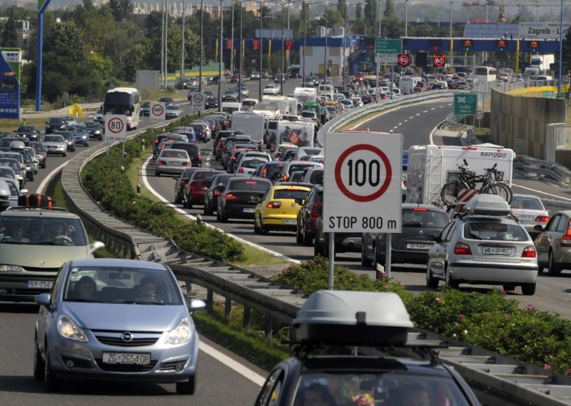 Na Lučkom kolone duže od 10 kilometara