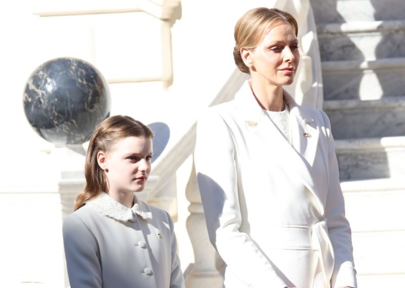 Rijedak privilegij: Princeza Charlene s kćerkicom Gabriellom zablistala u bijelom pred Papom