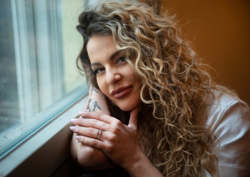 Kći poznate HRT-ovke vratila se na scenu nakon 20 godina: 'Ovo je moj novi početak!'