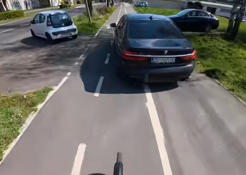Nevjerojatne scene u Zagrebu; vozač BMW-a ignorirao cestu i vozio po pločniku