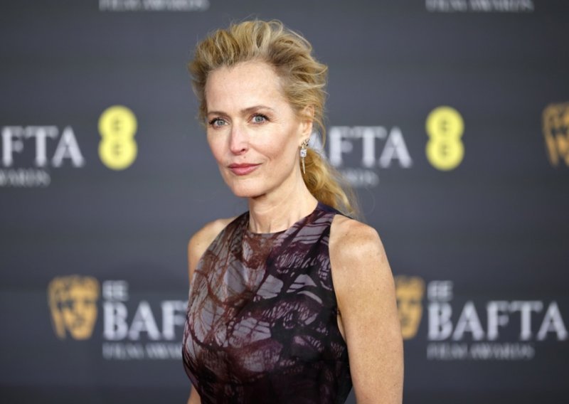 Gillian Anderson koristi jedan beauty proizvod na potpuno neočekivan način