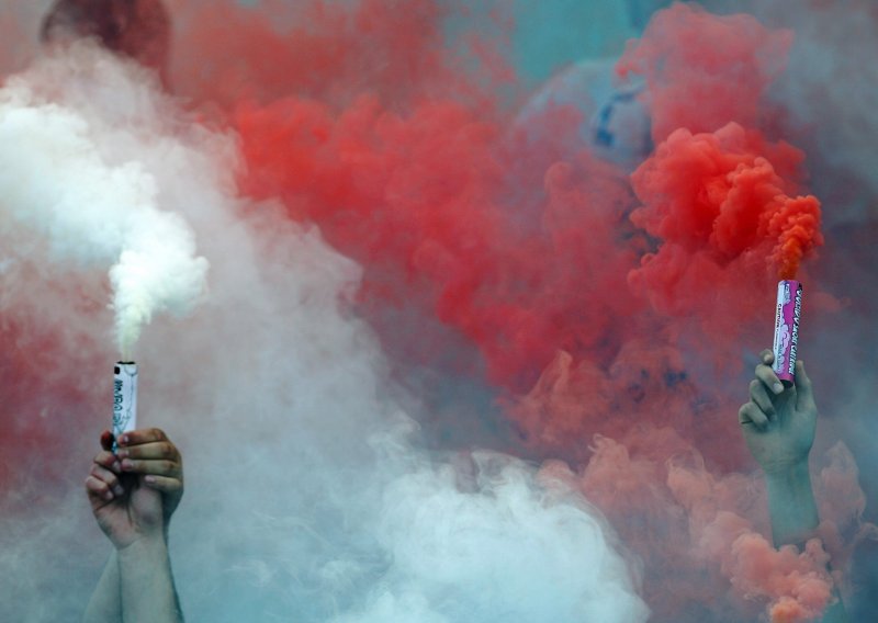 Burna noć u Prištini: Pogledajte što su navijači Kosova napravili Turcima uoči utakmice