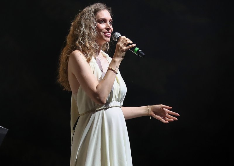 Hana Huljić Grašo zamijenila prepoznatljive kovrče za ravnu kosu i ponovno oduševila