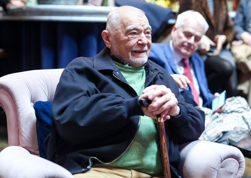 Stipe Mesić nakon dugo vremena u javnosti, evo gdje je snimljen