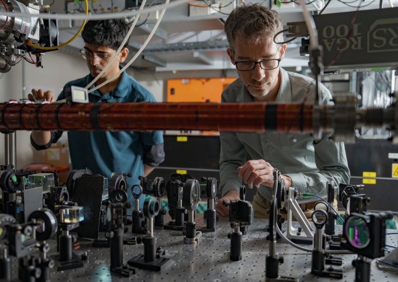 Znanstvenici prvi put promatrali parove atoma na dva različita mjesta