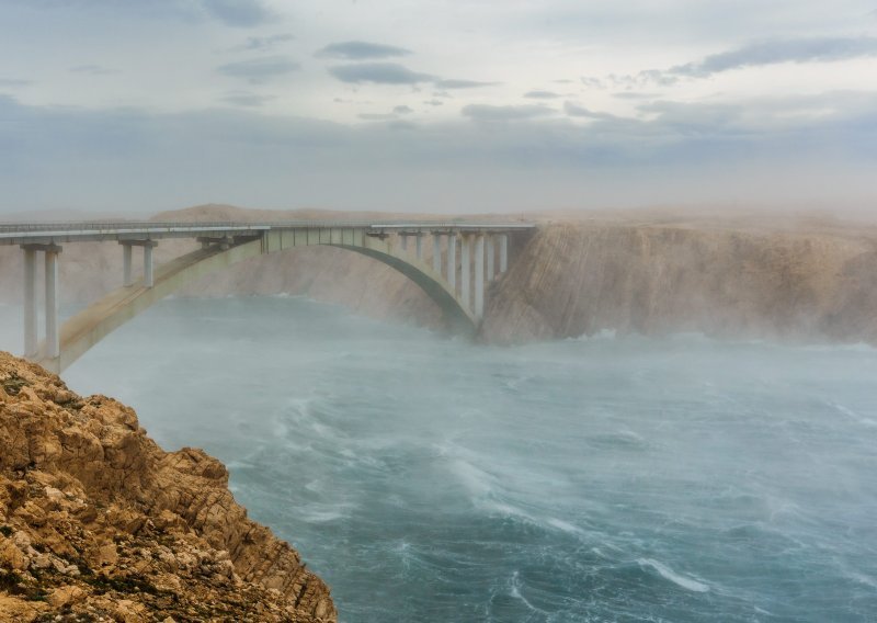 Pag i Krk totalno odsječeni: Na Rabu izmjereni udari bure od 192 km/h, a bit će još gore
