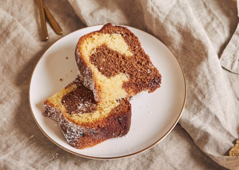 Miris djetinjstva za uskršnjim stolom: Oduševite sve tradicionalnim mramornim kolačem