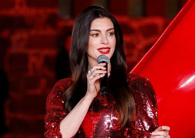 Anne Hathaway zabljesnula u minijaturnoj haljini, a tek kad vidite čizme