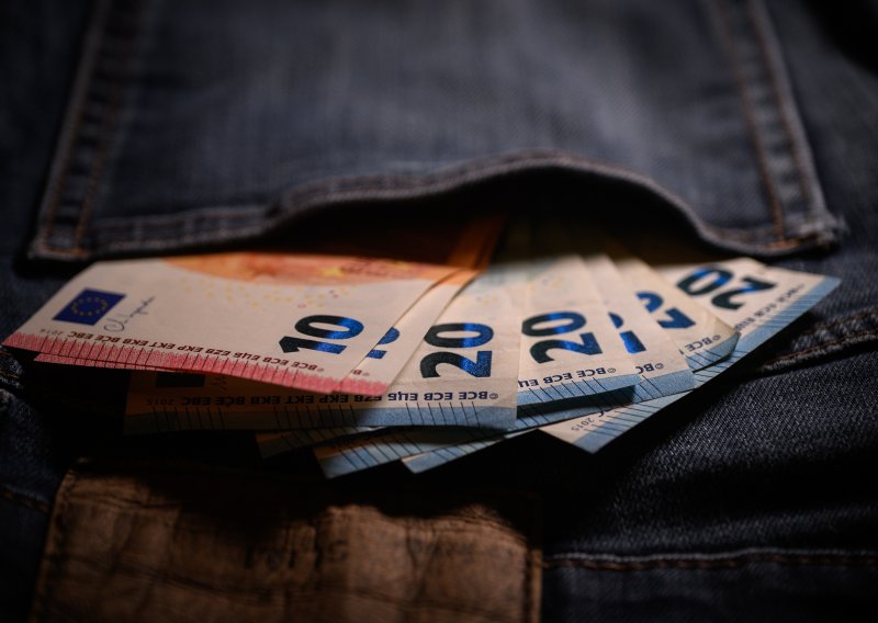 Policija prijavila muškarce koji su krivotvorili novac i njime plaćali vožnje taksijem