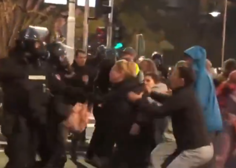 Prosvjed ispred Rektorata beogradskog sveučilišta, policajci pendrekom udarali građane