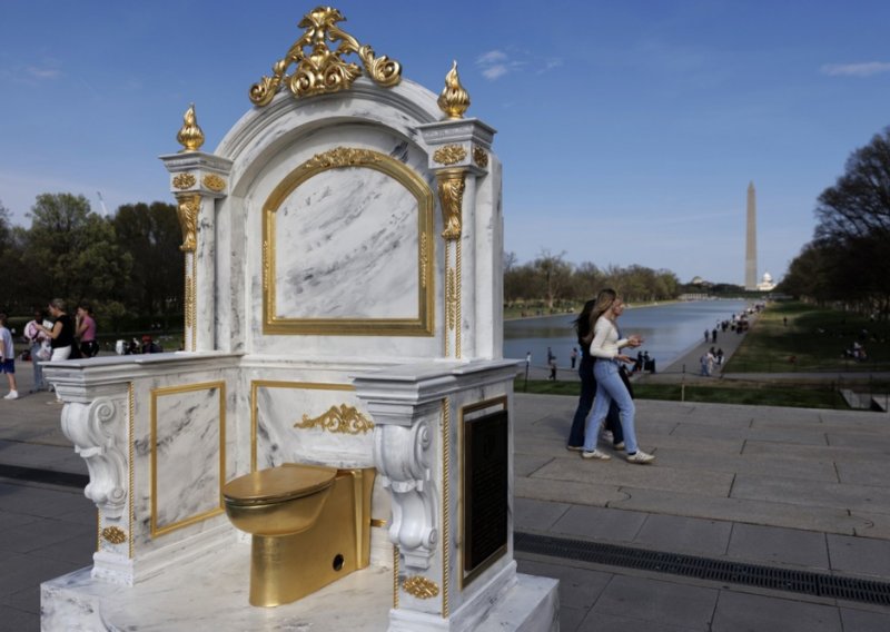 Ovo će razbjesniti Trumpa: Zlatni WC kao 'prijestolje' osvanuo pred Bijelom kućom