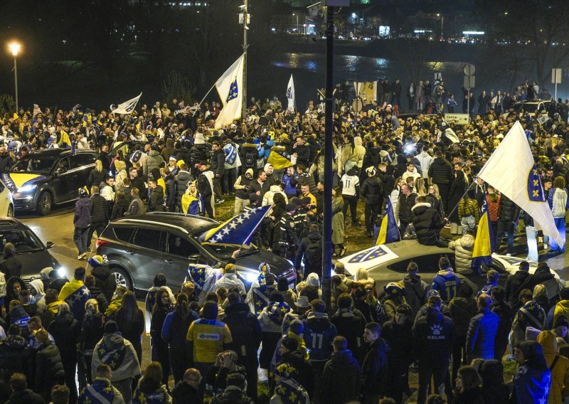 Pogledajte nestvarne scene iz Sarajeva; više od 100.000 ljudi dočekalo nogometaše BiH