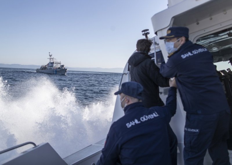 Najmanje 18 ljudi poginulo je pri prevrtanju gumenjaka s migrantima u Turskoj