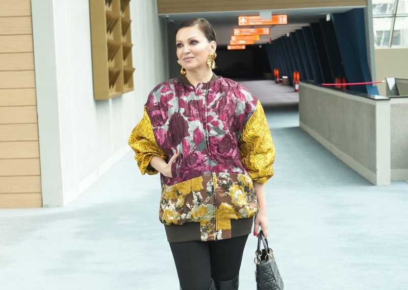 Ninin stajling djeluje kao da je složen u liftu između dva kata