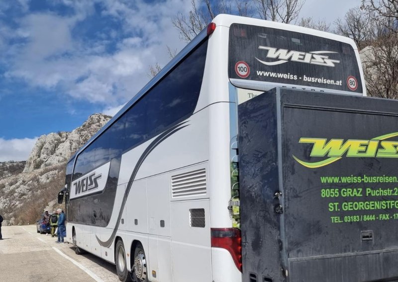 Drama kod Obrovca: Zbog jakih udara vjetra zapeo autobus sa 77 putnika
