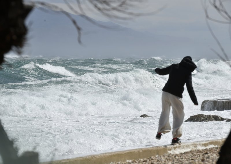 Udari od 172 km/h: Bura napravila dar-mar u Rijeci i na Krku