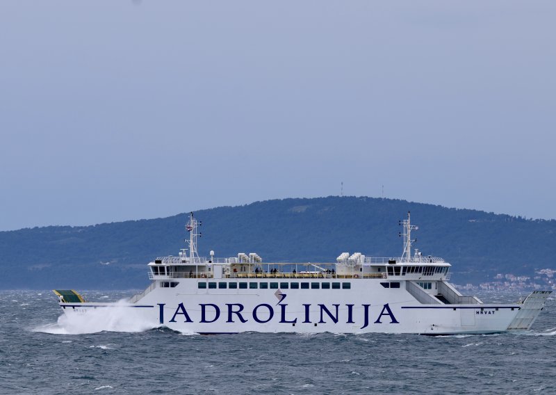 Pomorski promet Splita prekinut zbog bure, okolnosti se prate