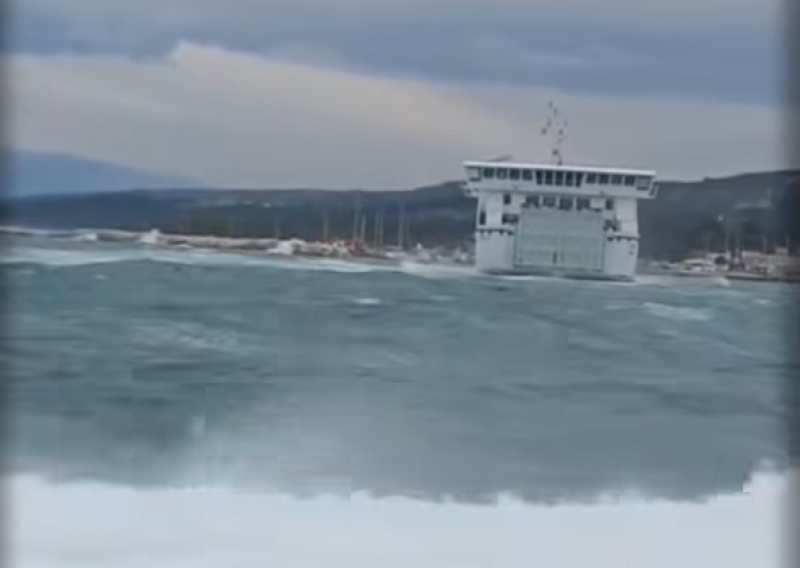 VIDEO Trajekt Hrvat isplovio usred olujne bure, pogledajte kako je izgledala borba na moru