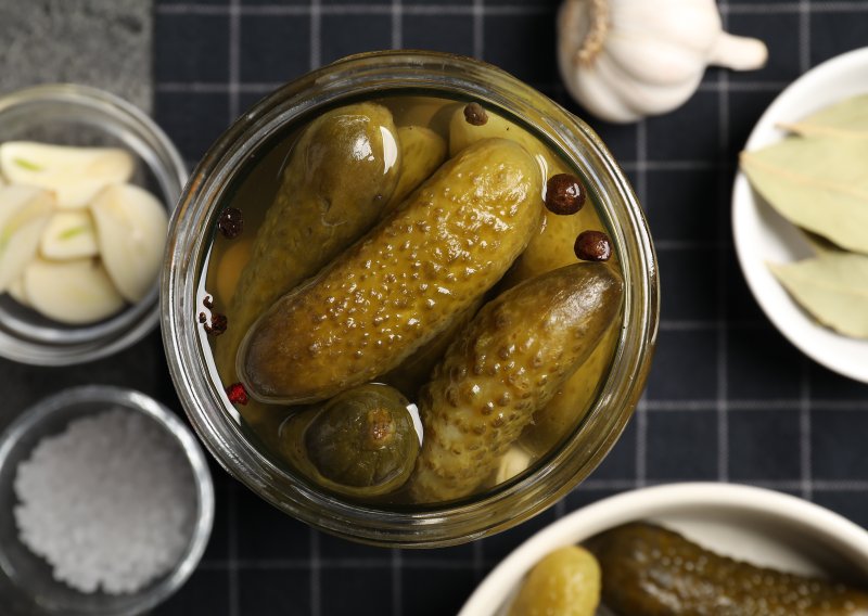 Otvorili ste kisele krastavce: koliko dugo smiju stajati u hladnjaku i kako prepoznati da više nisu za jelo