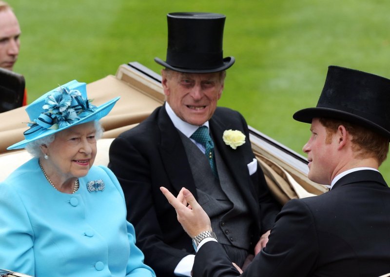 Novi detalji odnosa kraljice Elizabete i Harryja: Zašto s njim gotovo nikad nije bila sama