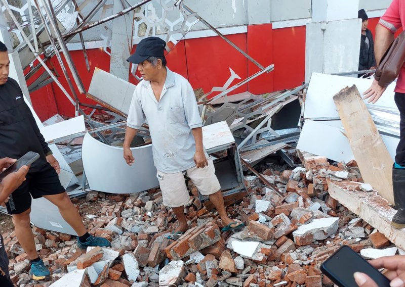 Snažan potres od 7,4 stupnja po Richteru pogodio Indoneziju: Izdano upozorenje na tsunami