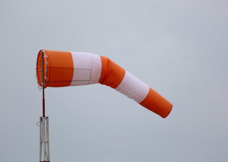 Vozači, oprez: Bura u priobalju, orkanski udari podno Velebita