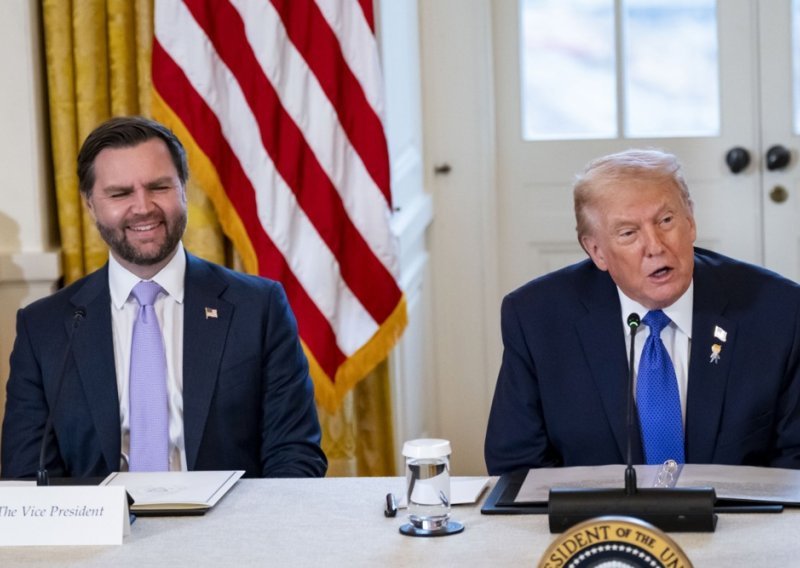 Trump na uskršnjem ručku provocirao JD Vancea: 'Savršeno građeni primjerak'