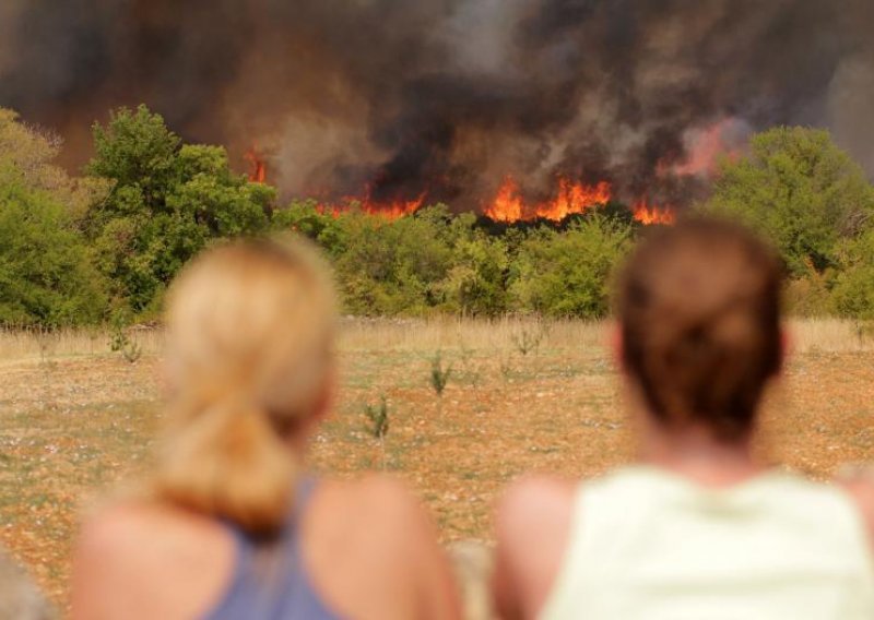 Požari diljem Hrvatske, stotine vatrogasaca na terenu
