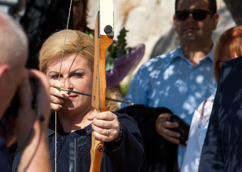 Predsjednica gađala lukom i strijelom te stala na 'najsvetije tlo'