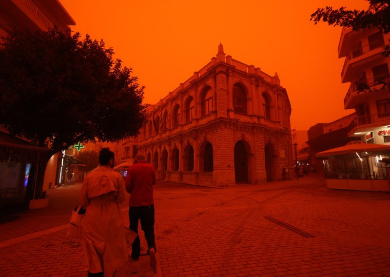 Oluja Erminio pogodila Grčku: Kreta u crvenom oblaku, poplave odnijele jedan život