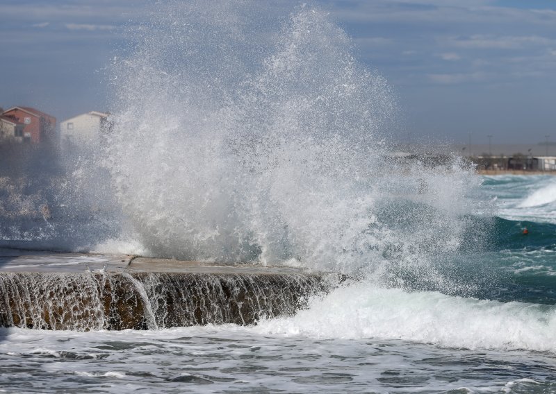 Zatvoren promet preko mosta iznad Omiša, bura stvara probleme i trajektima