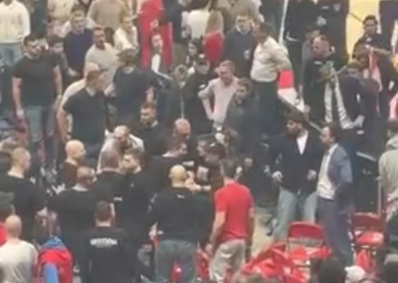Pogledajte kako su navijači Crvene zvezde krenuli u napad na upravu nakon poraza
