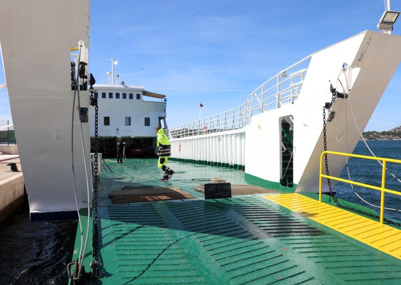 Bura stvara probleme u prometu, u prekidu neke katamaranske i brodske linije