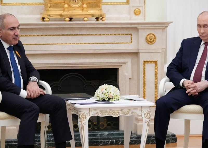 Neobična scena u Kremlju: Armenski premijer očitao Putinu bukvicu