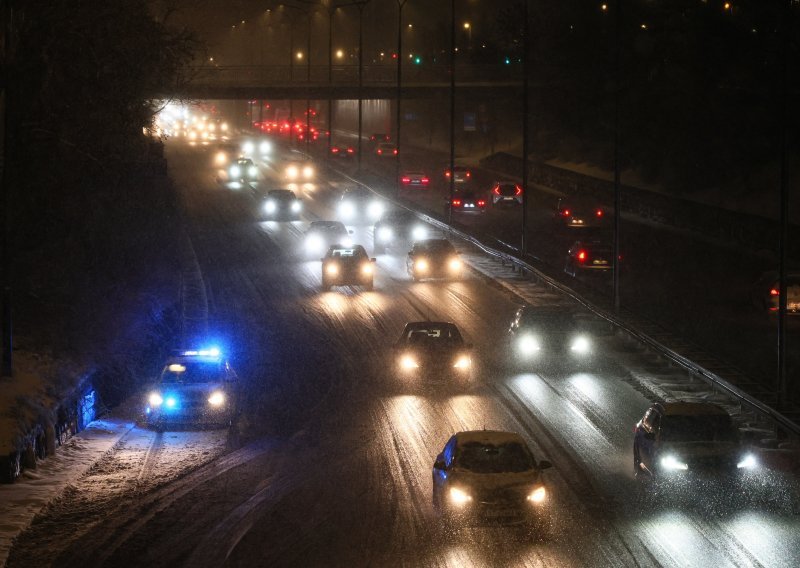 Zašto vam se uvijek čini da je drugi trak brži? Znanost ima odgovor