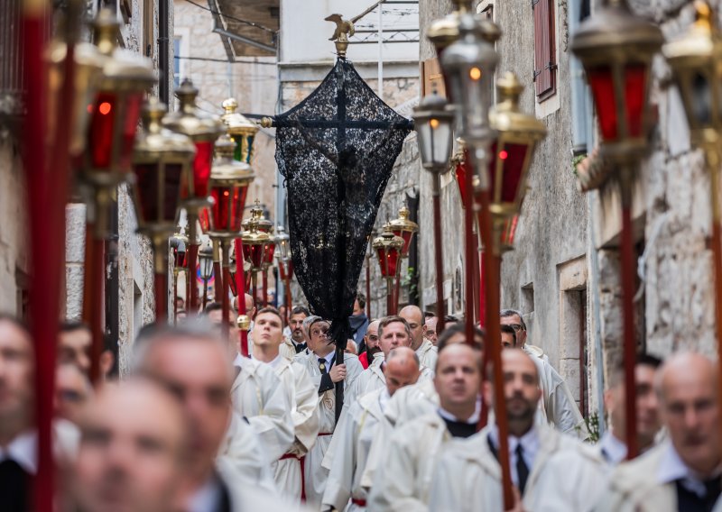 FOTO Završila hvarska procesija 'Za križen', pogledajte kako je sve izgledalo