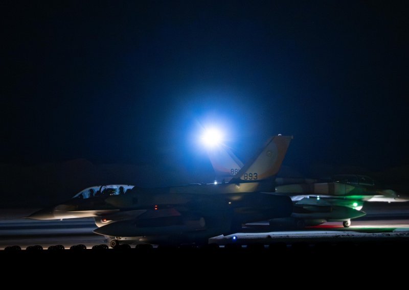 Noćna fotografija izazvala uzbunu: Koristi li se protiv Irana jedno od najkontroverznijih oružja današnjice?