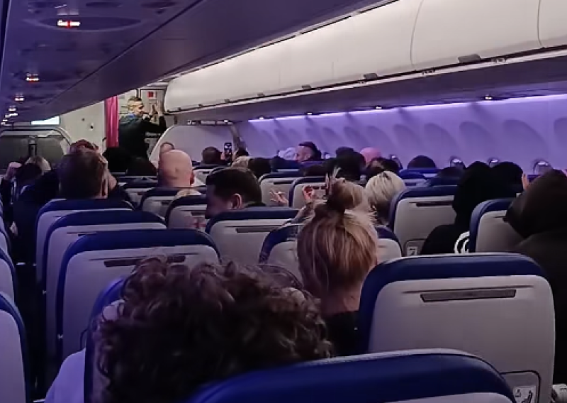 Na letu za Tuzlu došla je informacija da BiH ide na Svjetsko prvenstvo. Pogledajte reakciju putnika