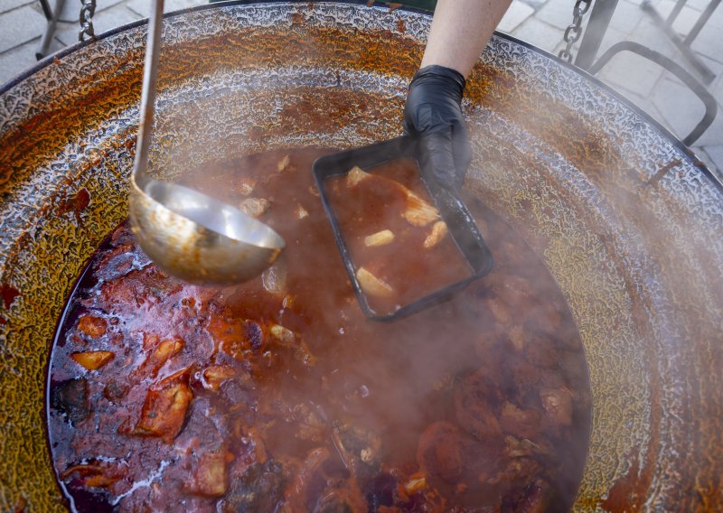 Osječani uživaju u Velikom petku: Podijelilo se 3000 paprikaša