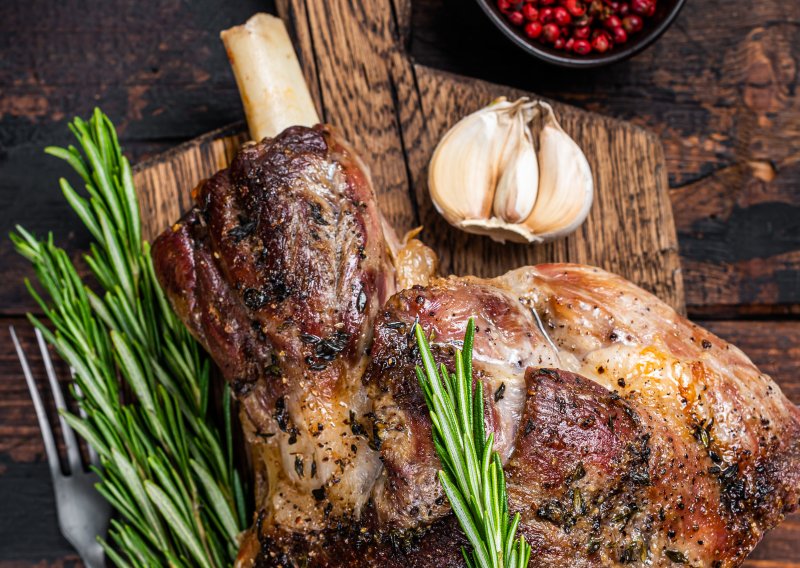 Jamie Oliver ima rješenje za Uskrs: Ovako se priprema sočna janjetina s umakom koji uspijeva svaki put