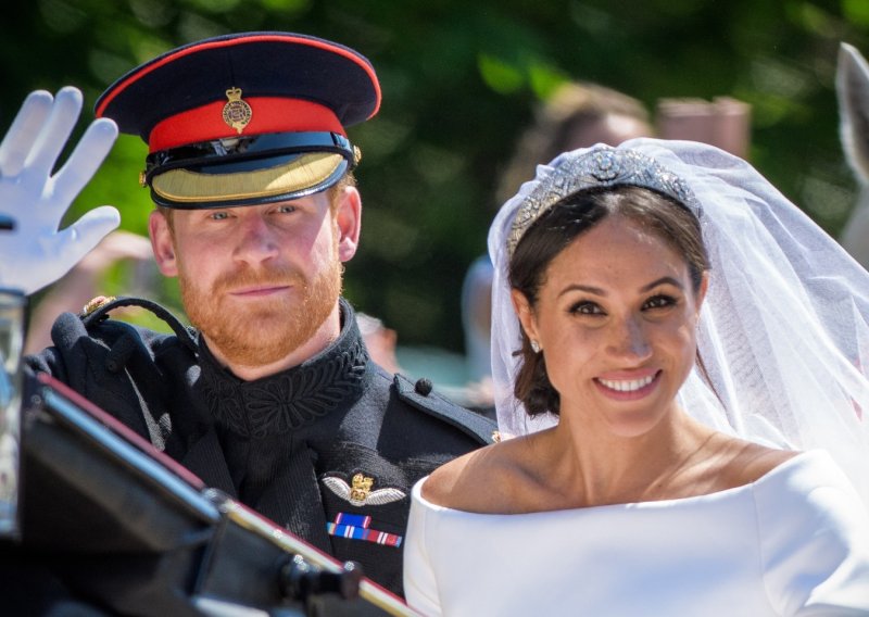 Otkrivena prava istina o žestokoj svađi Meghan i Harryja s kraljicom: 'To nije igračka'