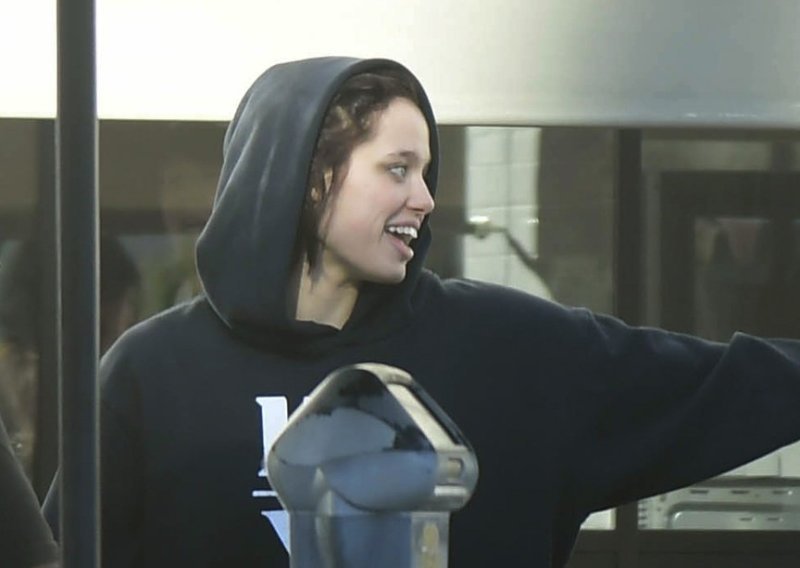 Svi pričaju samo o jednom: Postala je preslika Angeline Jolie, a ovaj video to jasno dokazuje