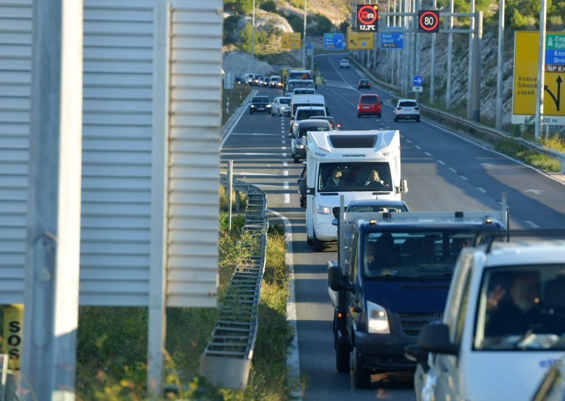 Bura stvara probleme u prometu, na dijelu Jadranske magistrale na snazi ograničenja