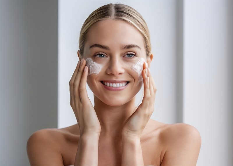 Liječnici zgroženi novim trendom: Žene masovno mažu lice vaginalnom kremom kako bi izbrisale bore