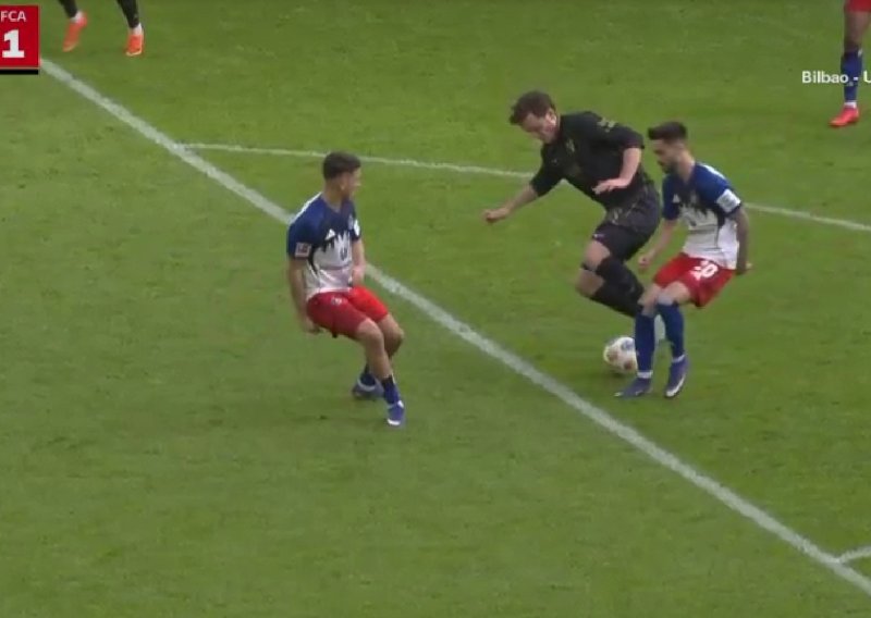 Potez iz Bundeslige kakav se rijetko viđa: Pogledajte zašto je sudac čestitao igraču